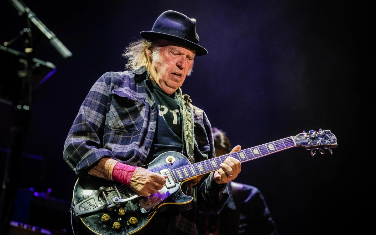NEIL YOUNG AND THE CHROME HEARTS